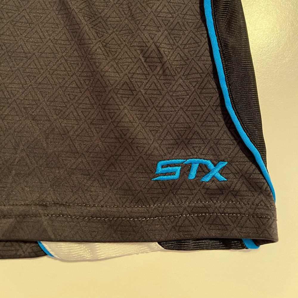 Bundle of 2 small kids shirts and 3 small kids athletic shorts - Picture 14 of 16